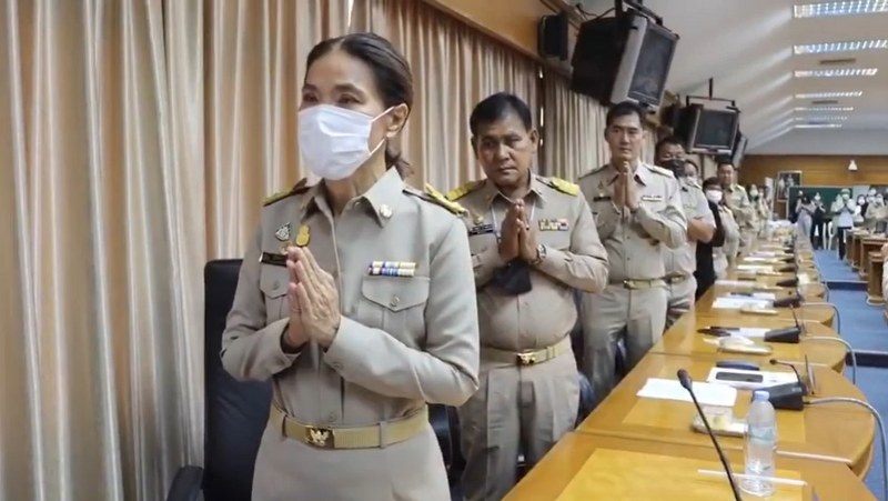 "ตู่-นันทิดา" ก้มกราบคุณแม่ ในวันแรกกับบทบาทนายกอบจ. ...