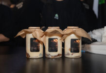 ดื่มด่ำประสบการณ์แปลกใหม่กับ “NOSE TEA” ที่รังสรรค์เมนู “ชาจิบศรัทธา” แรงบันดาลใจจากกลิ่นอายลึกลับ และพลังความศรัทธาจากภาพยนตร์เรื่อง “ท่าแร่”