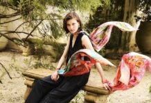 เปิดคอลฯ ผ้าพันคอลิมิเต็ดรับวันแม่! Jim Thompson X Juli Baker and Summer ดึงเสน่ห์งานแฮนด์เพนต์สดใสมาอยู่บนผ้าไหมสุดไอคอนิก