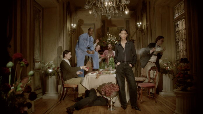 25_H2_BigBets-Holiday_OF-02_W_101~~V1.000_34_15_12.Still002_RGB_resize