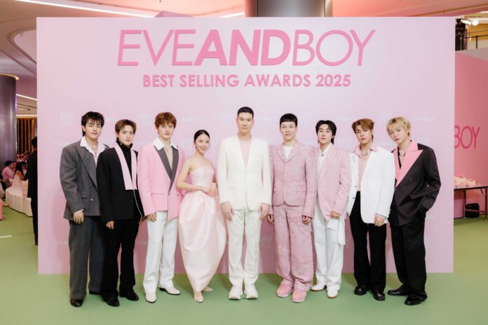 4. ผู้บริหารร่วมกับดาราที่มาร่วมงาน
