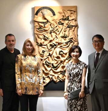 เปิดเสียงสะท้อนแห่งวัฒนธรรมผ่านผืนผ้ากับ “RESONANCE” นิทรรศการศิลปะสิ่งทอโดย Julie H.C. ศิลปินเกาหลีใต้ที่สร้างสรรค์ประติมากรรมจากผ้าลวดลายอาร์ไคฟ์จาก จิม ทอมป์สัน เปิดให้เข้าชมตั้งแต่วันนี้ ถึง 10 สิงหาคม 69 ณ West Eden Gallery