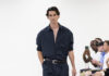Paul Smith เปิดตัวคอลเลกชันเสื้อผ้าบุรุษ Spring/Summer 2027 ภายใต้ชื่อ “Suits in Unsuitable Situations” ผ่านแฟชั่นโชว์ในรูปแบบซาลอน (Salon-style) อันเป็นกันเองและอบอุ่น