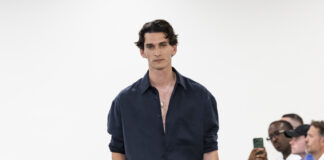 Paul Smith เปิดตัวคอลเลกชันเสื้อผ้าบุรุษ Spring/Summer 2027 ภายใต้ชื่อ “Suits in Unsuitable Situations” ผ่านแฟชั่นโชว์ในรูปแบบซาลอน (Salon-style) อันเป็นกันเองและอบอุ่น
