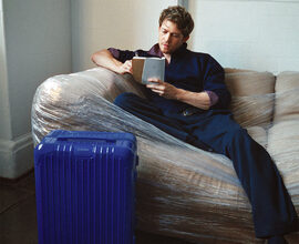 RIMOWA ถ่ายทอดพลังแห่งเม็ดสีธรรมชาติผ่าน JOE ALWYN เปิดตัวเฉดสี UMBER & ULTRAMARINE บนคอลเลกชั่น ESSENTIAL & GROOVE